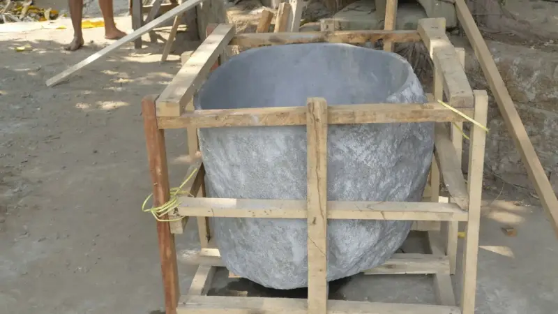 Product image 4 of the product “Basin from Riverstone, Natural surface, polished inside. Length 87 cm, Width 83 cm, Height 50 cm, Depth 40 cm. ”